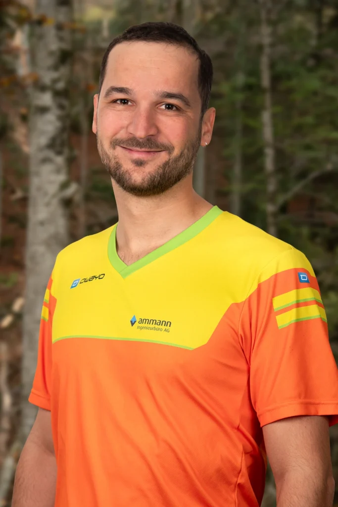 Andreas Scherrer, dipl. Forstwart EFZ bei der Nüesch & Ammann Forstunternehmung AG